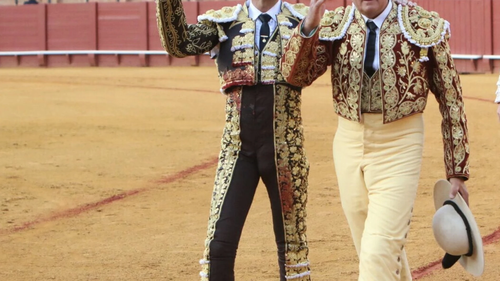 Enrique Ponce junto a su picador Manuel Quinta dando la vuelta al ruedo en la pasada Feria de San Miguel en Sevilla