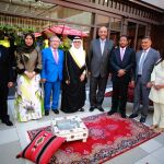 El embajador S. A. el Príncipe de Arabia Saudí, Mansour Bin Khalid A. Alfarhan Al-Saud (centro), acompañado de los embajadores de la Liga Árabe, Omán, Palestina, Egipto y Sudán