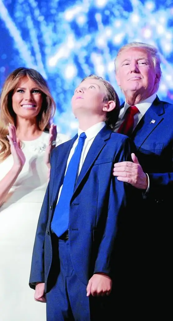 Barron junto a Melania y su padre durante la celebración del triunfo electoral de Trump