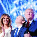 Barron junto a Melania y su padre durante la celebración del triunfo electoral de Trump