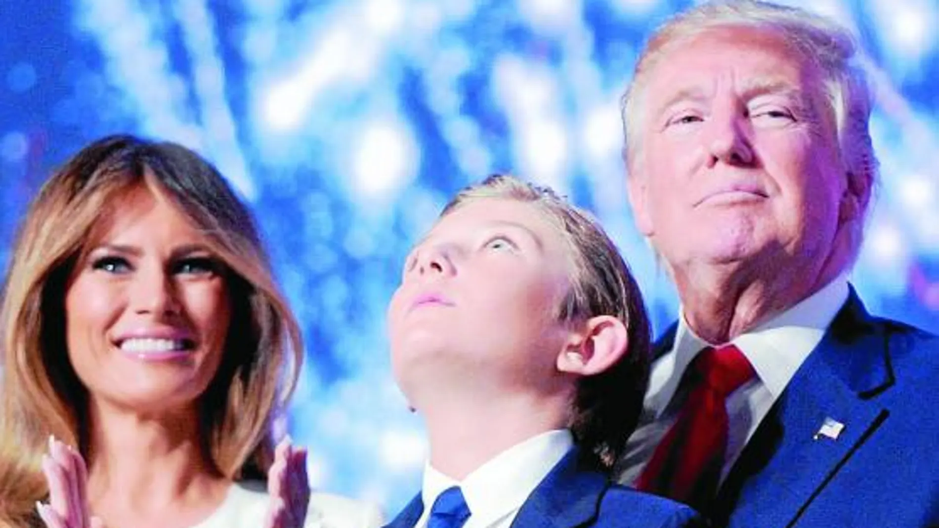 Barron junto a Melania y su padre durante la celebración del triunfo electoral de Trump