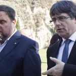 El presidente de la Generalitat, Carles Puigdemont (d), conversa con el vicepresidente Oriol Junqueras (i), tras asistir a la tradicional ofrenda ante la tumba del presidente de la Generalitat republicana Lluís Companys coincidiendo con el 77 aniversario de su muerte. EFE/Marta Pérez