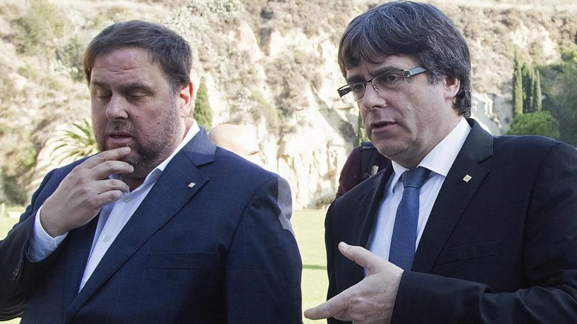 El presidente de la Generalitat, Carles Puigdemont (d), conversa con el vicepresidente Oriol Junqueras (i), tras asistir a la tradicional ofrenda ante la tumba del presidente de la Generalitat republicana Lluís Companys coincidiendo con el 77 aniversario de su muerte. EFE/Marta Pérez