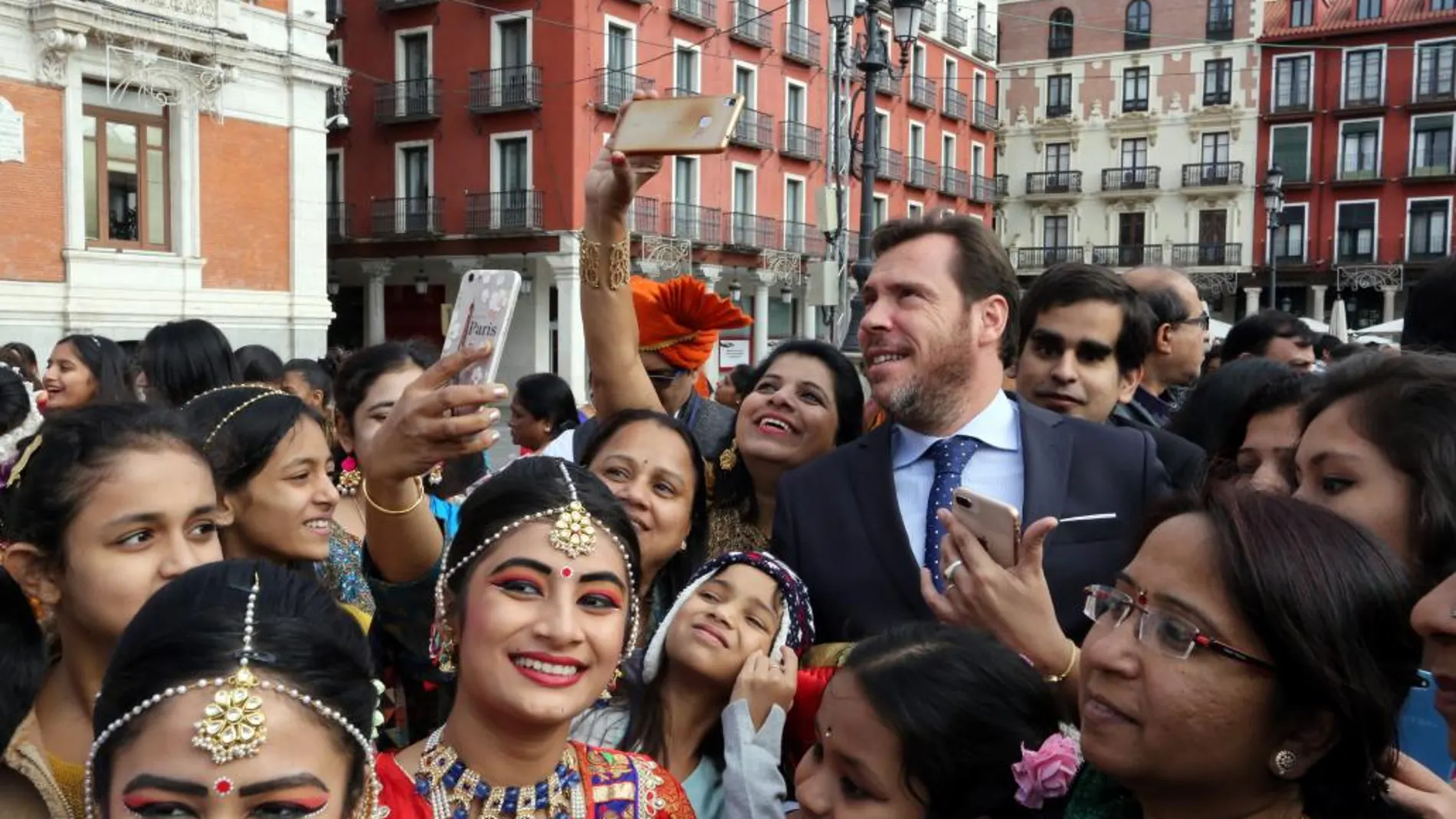 El alcalde de Valladolid, Óscar Puente, s ehace un “selfie” con los jóvenes artistas participantes