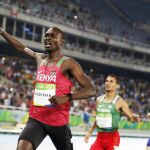 El keniano David Rudisha cruza la linea de meta