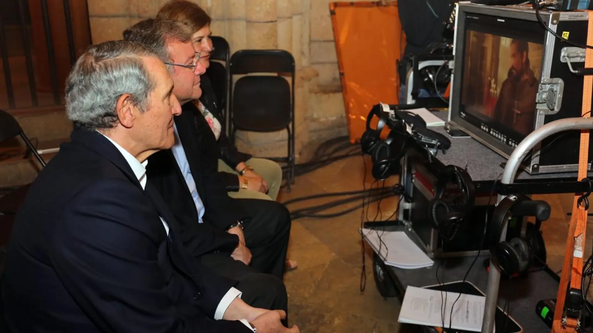 El alcalde de León, Antonio Silván, junto a la concejal Margarita Torres, asiste al rodaje de «Onix» con Jim Caziviel como protagonista /César/Ayto León