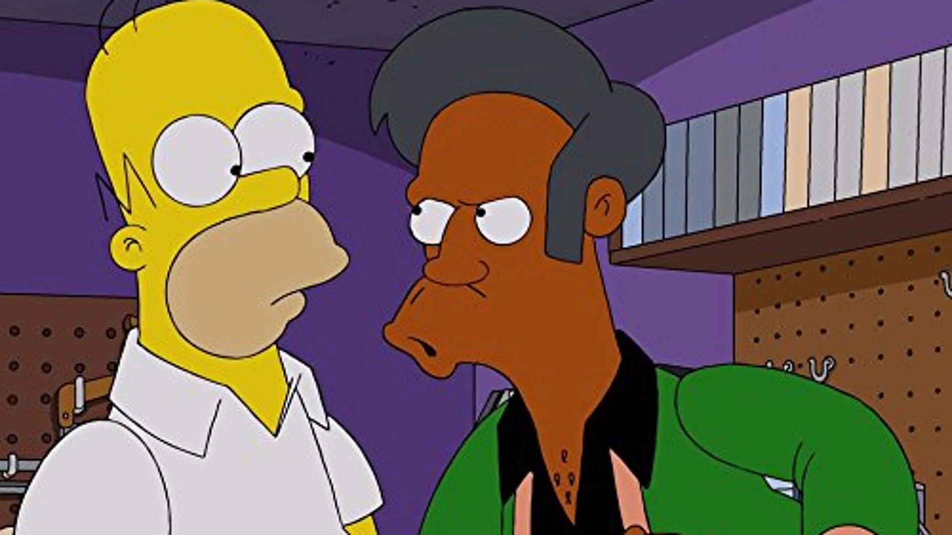 Apu, junto a Hommer Simpson