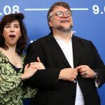 Guillermo del Toro con la actriz Sally Hawkins durante la presentación de la película "La forma del agua"en el festival de Venecia