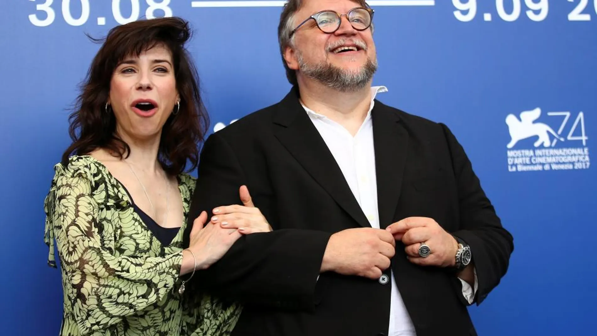 Guillermo del Toro con la actriz Sally Hawkins durante la presentación de la película "La forma del agua"en el festival de Venecia