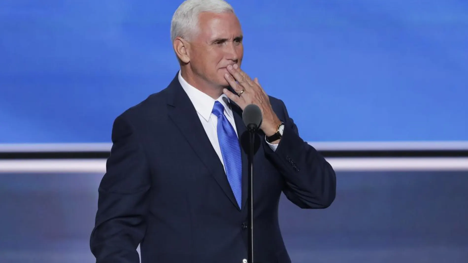 Mike Pence manda un beso a su mujer durante su discurso en la Convención Republicana en Cleveland