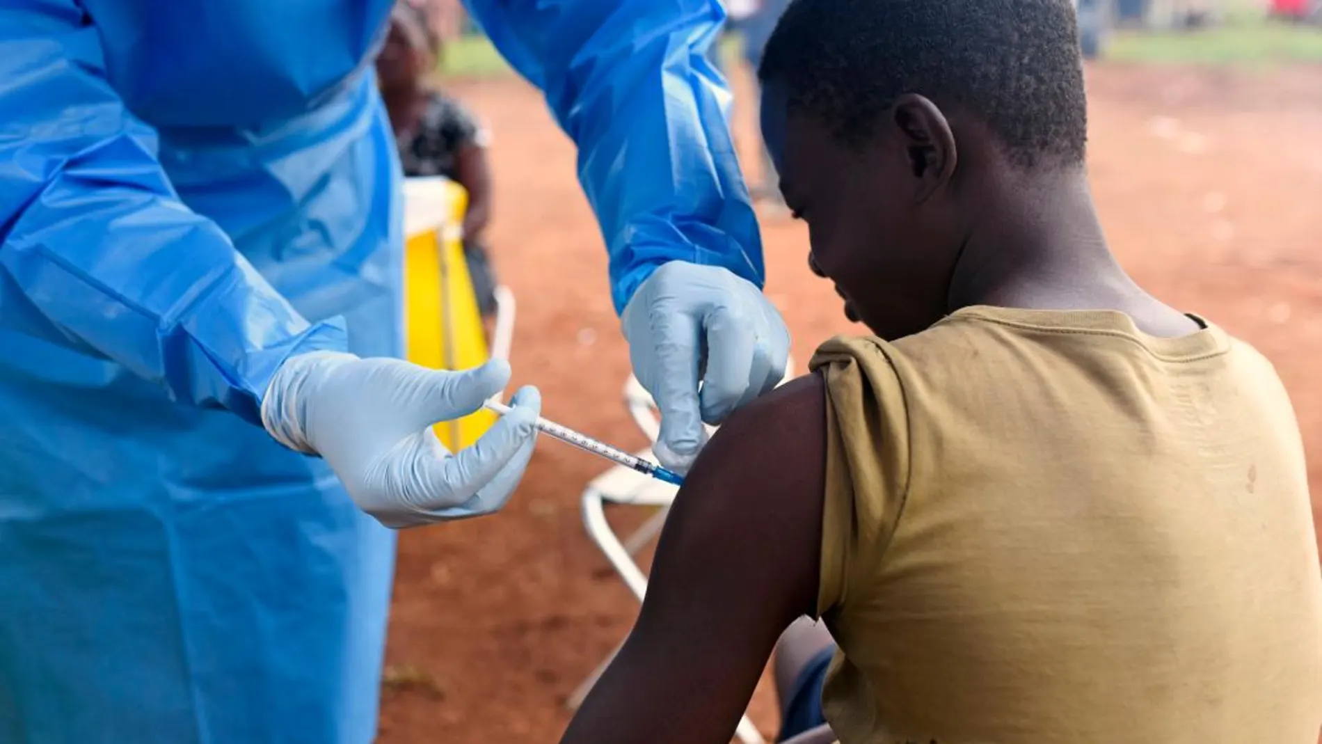 Imagen de archivo de un sanitario vacunando a un niño en la República Democrática del Congo / Reuters