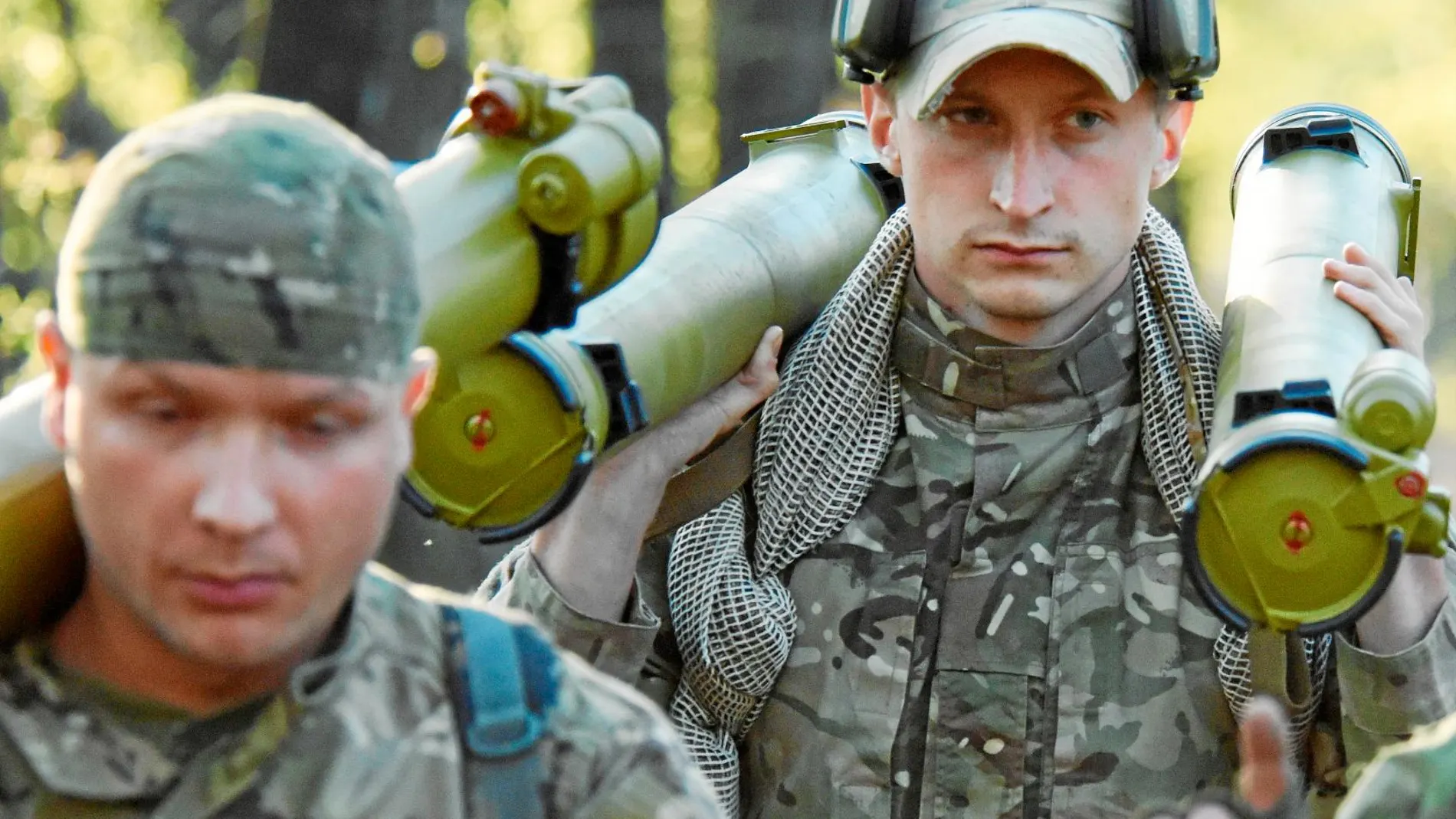 Tres soldados ucranianos se dirigen a sus posiciones, esta semana, en Lugansk, Ucrania / Reuters