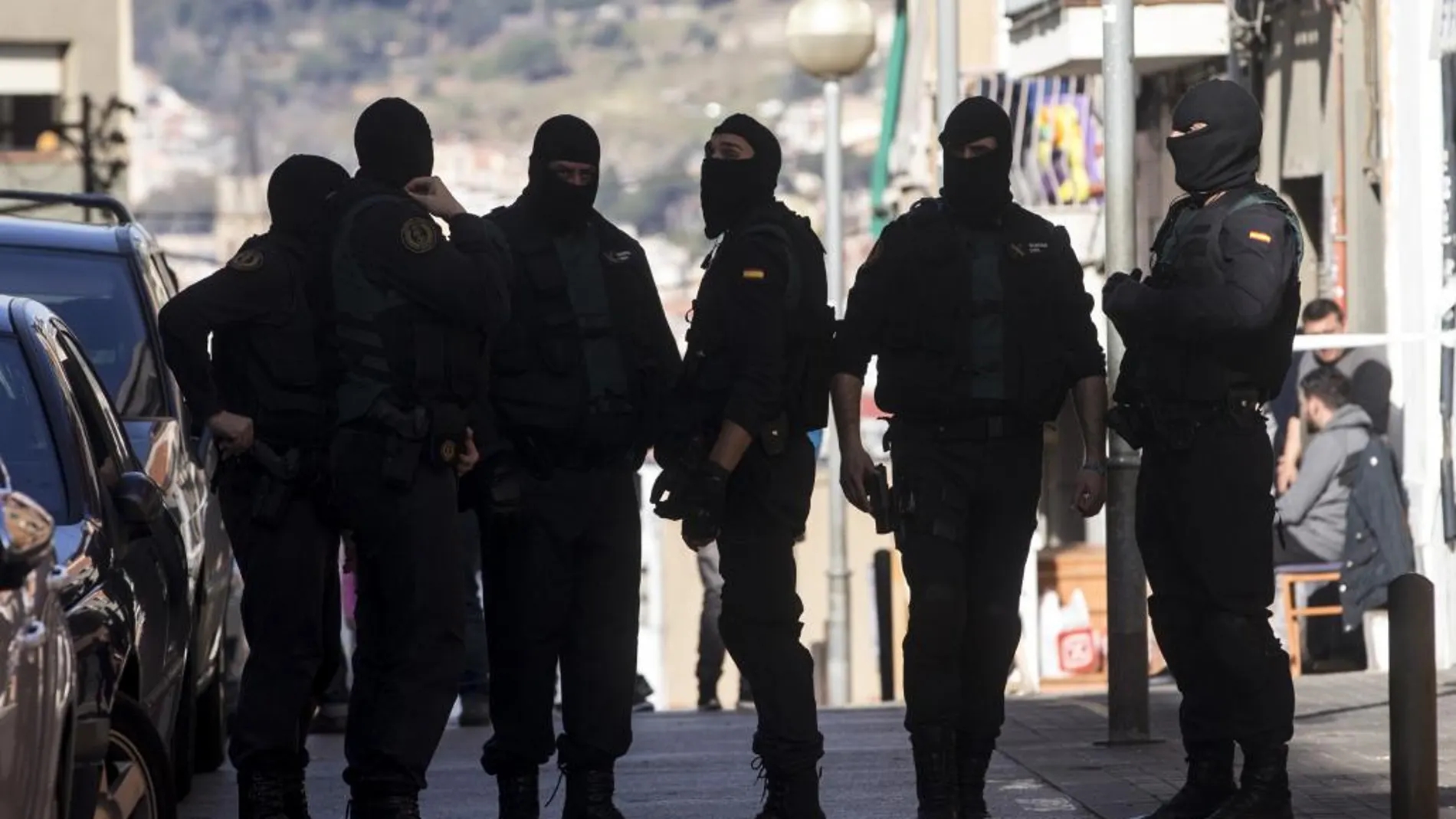Agentes de la Guardia Civil participación en la detención de un presunto yihadista en Badalona (Barcelona)