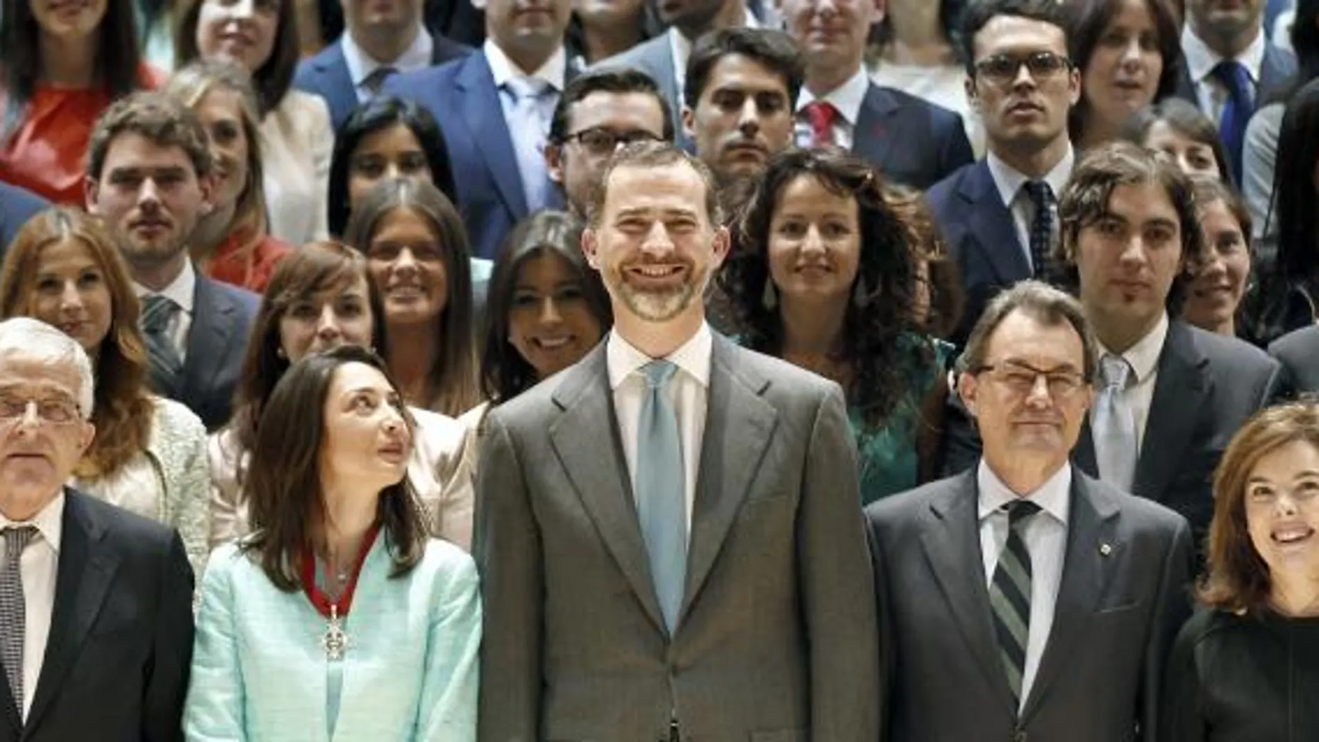 El Príncipe junto al presidente del Tribunal Constitucional, Pascual Sala; el presidente del Tribunal Supremo, Gonzalo Moliner; la número 1 de la promoción; el presidente de la Generalitat, Artur Mas; la vicepresidenta del Gobierno, Soraya Saenz de Santamaría, y la presidenta del Parlament de Cataluña, Núria de Gispert