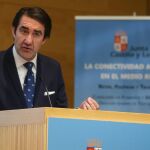 El consejero de Fomento, Juan Carlos Suárez-Quiñones, inaugura la jornada «La conectividad a Internet en el medio rural: retos, políticas y tecnologías»