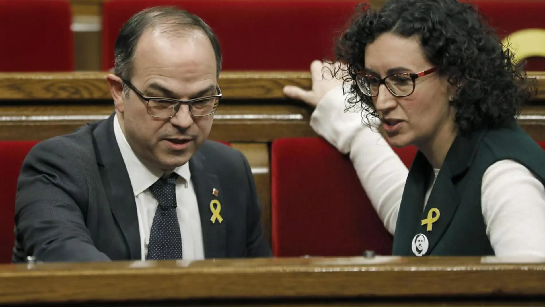 El diputado de JxCat, Jordi Turull y la diputada de ERC, Marta Rovira, durante el pleno del Parlament