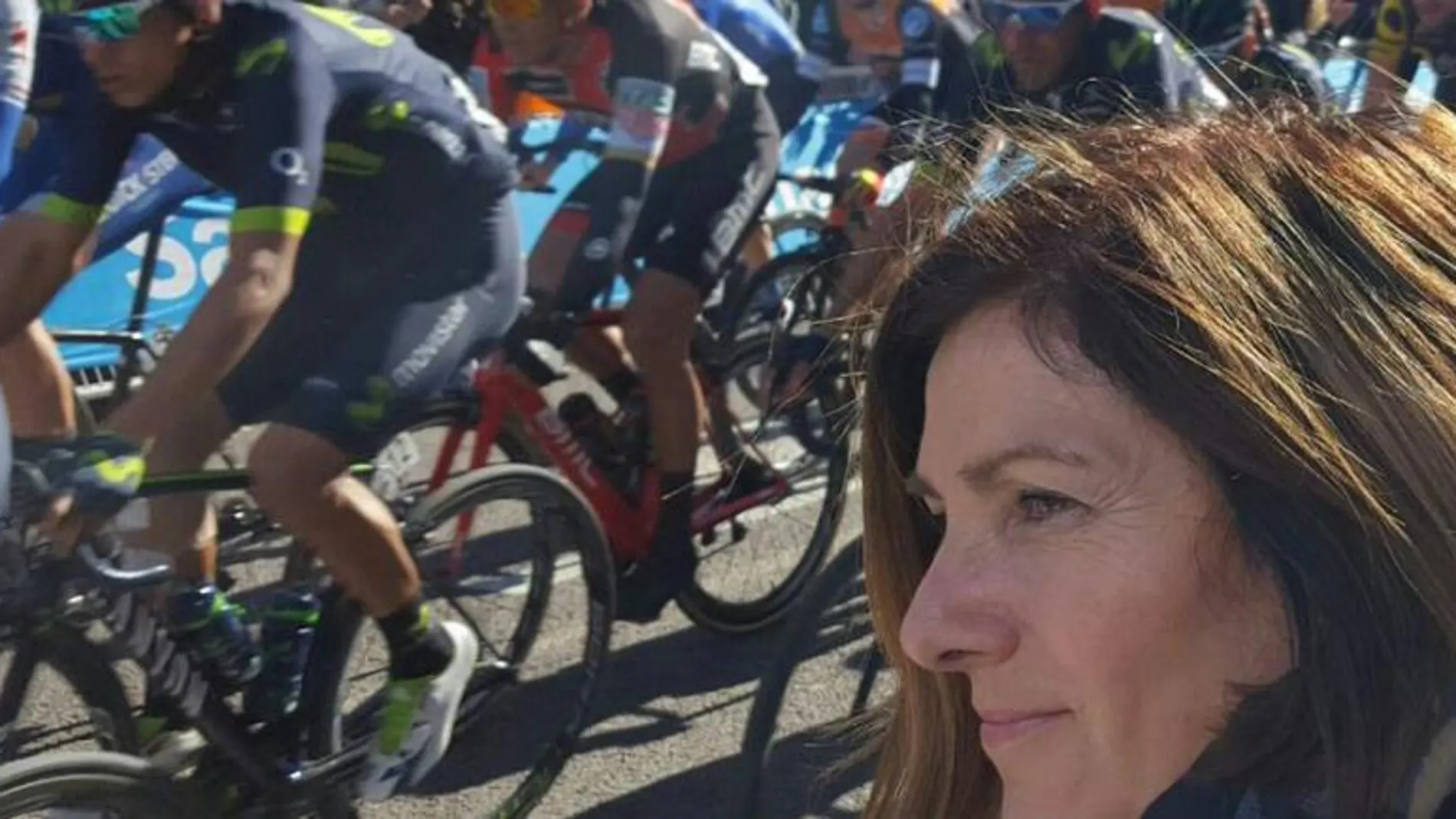 La concejal de Deportes, Maite Girau, declaró ante el juez el 3 de mayo por el fraccionamiento de contratos. En la imagen de archivo, contemplando una carrera ciclista en Valencia. LA RAZÓN