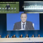 El presidente del Real Madrid, Florentino Pérez, en la pantalla principal, flanqueado por imágenes de Paco Gento y de las 11 Copas de Europa