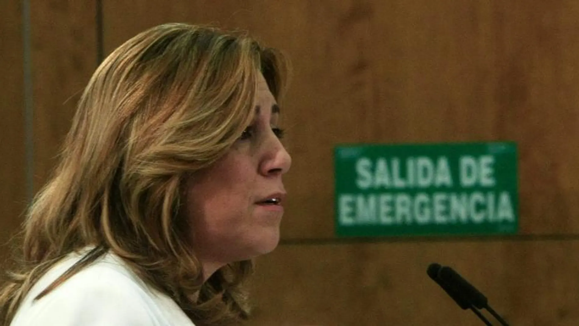La presidenta de la Junta, Susana Díaz, estudia las posibles salidas de emergencia para una legislatura que se da por agotada (Foto: Manuel Olmedo)
