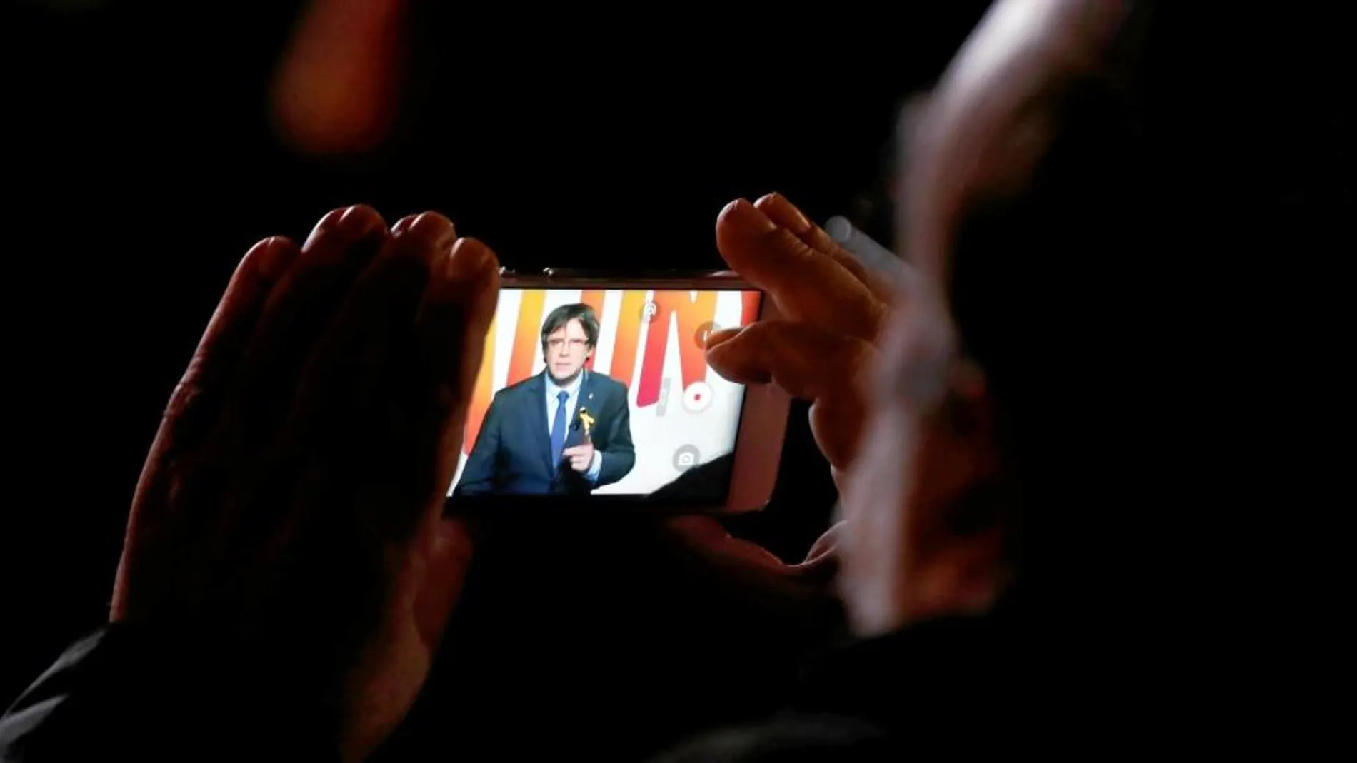 Un hombre toma una fotografía con su telefono móvil a Puigdemont durante uno de sus mitines en la última campaña electoral