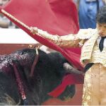 Luis David Adame, ayer, en un lance con la muleta, en San Sebastián