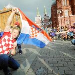 Seguidores croatas muestran su felicidad tras el triunfo de su selección ante Inglaterra / Efe