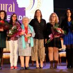 La presidenta de la Diputación de Palencia, Ángeles Armisén, con las mujeres premiadas