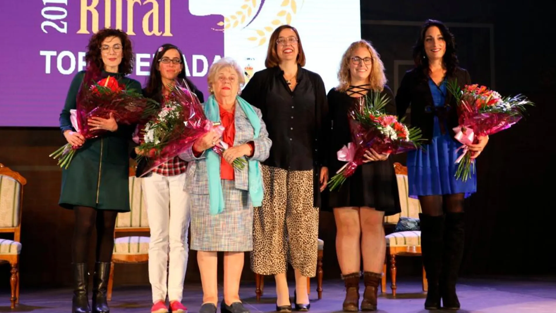 La presidenta de la Diputación de Palencia, Ángeles Armisén, con las mujeres premiadas