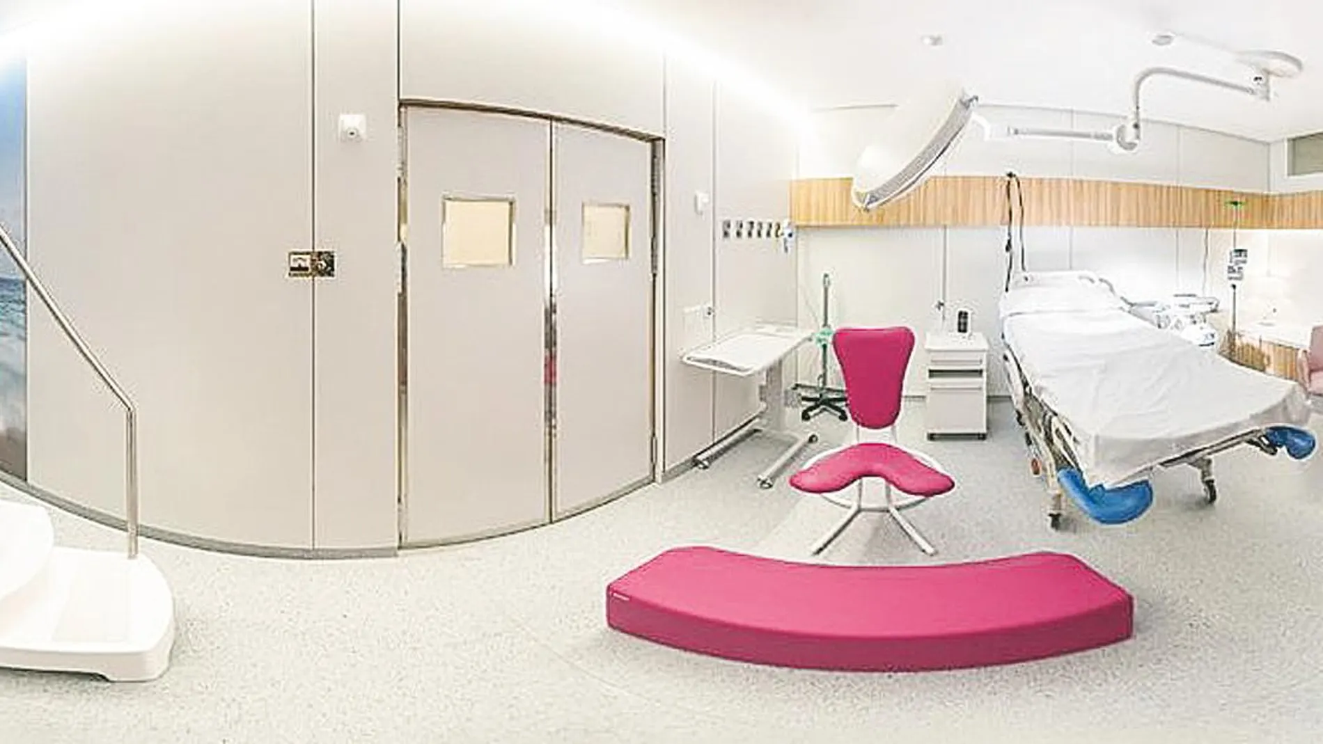 La nueva unidad de partos de Quirónsalud Valencia está dotada de un moderno paritorio con todos los elementos necesarios para humanizar el alumbramiento, incluida una bañera para la dilatación | Imagen cedida