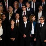 Ada Colau, Carme Forcadell, Carles Puigemont, Marta Pascal, Artur Mas y Núria de Gispert en la cumbre del referéndum