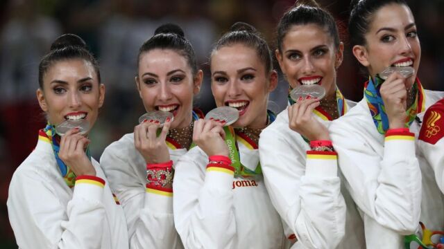 El equipo español de gimnasia artística con sus medallas de plata