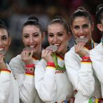 El equipo español de gimnasia artística con sus medallas de plata