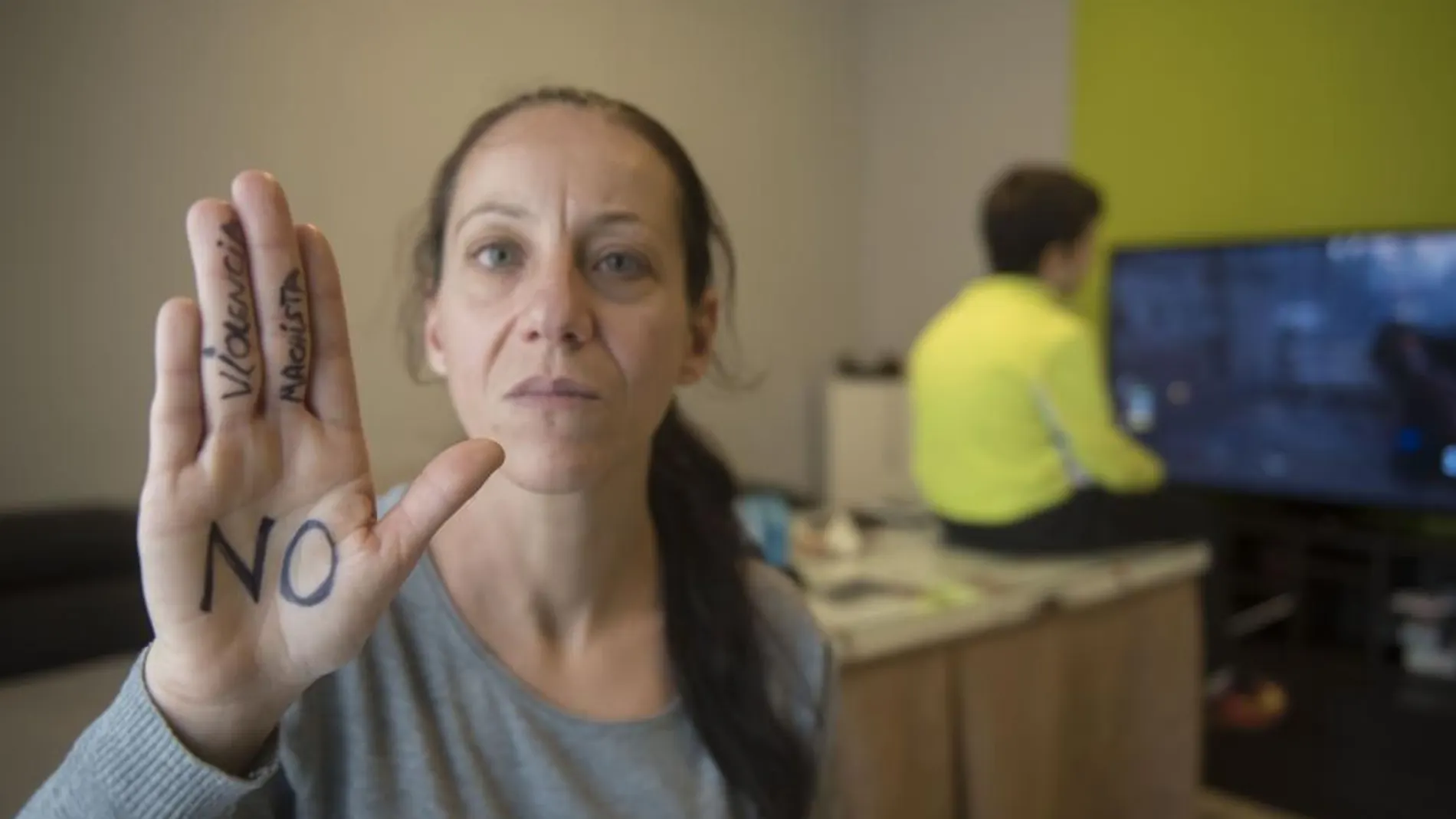 Es una de las miles de mujeres que ha aguantado en silencio el desprecio y la violencia