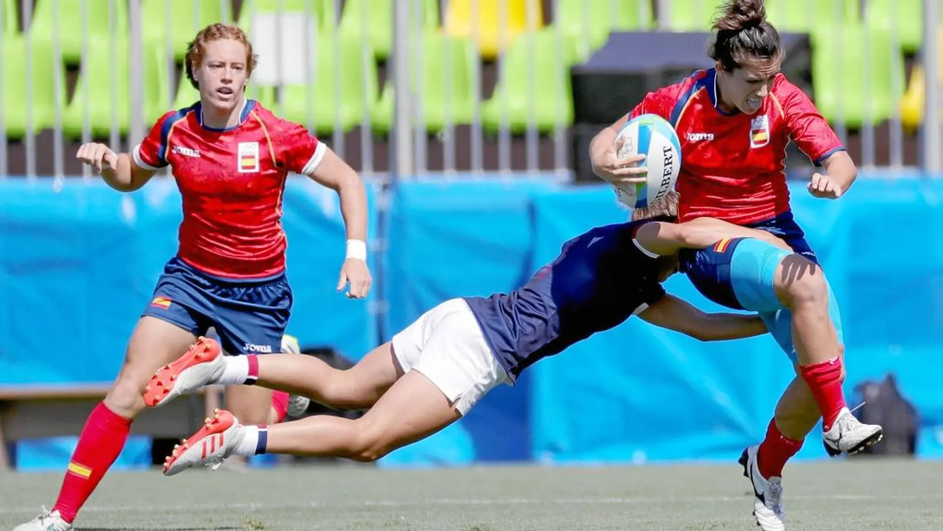 Patricia García, en la imagen apoyada por Bárbara Pla, sufrió los rigores de la defensa francesa, aunque pudo anotar el primer ensayo en la historia del rugby olímpico español