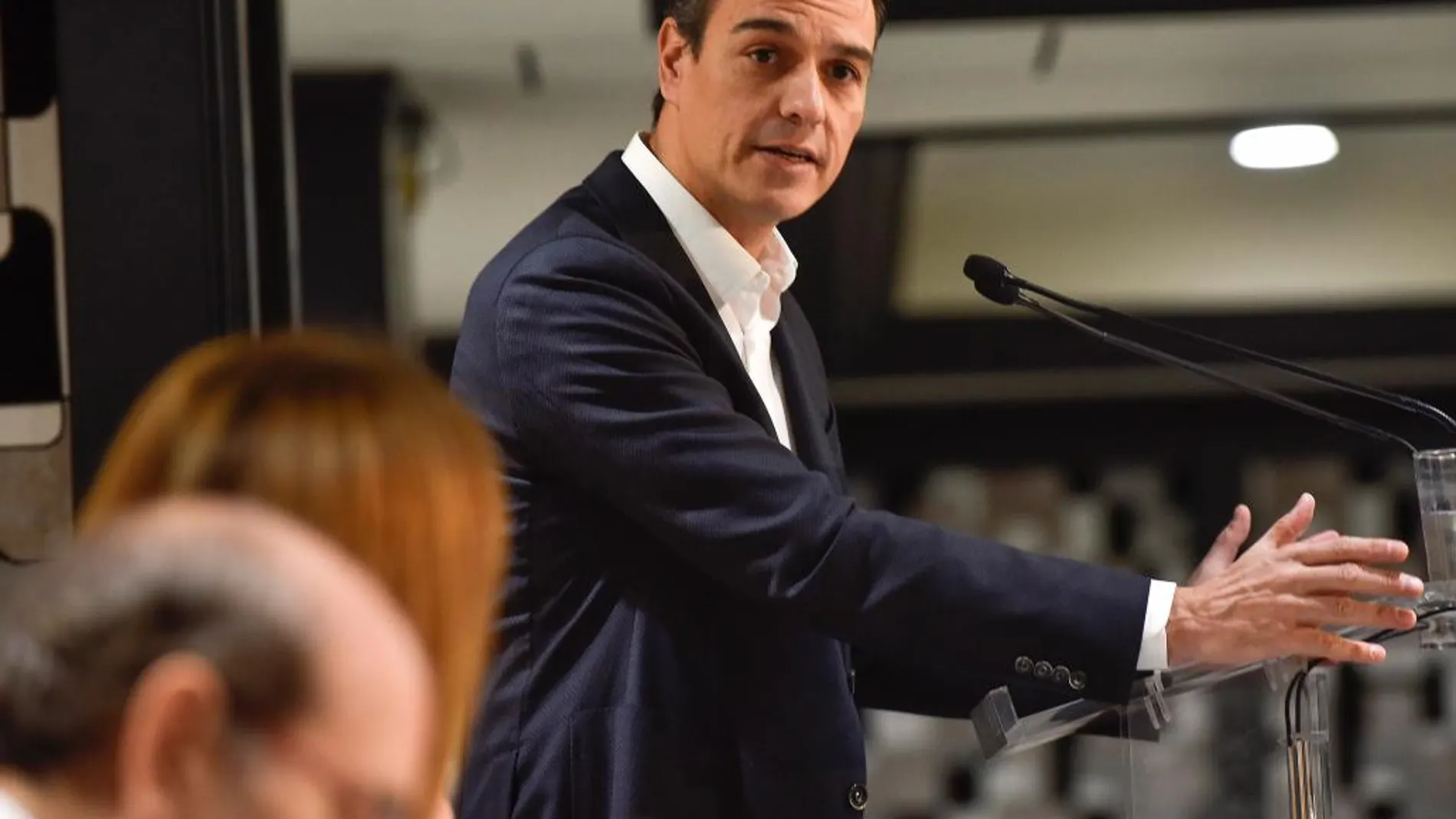 El secretario general del PSOE, Pedro Sánchez, presenta una conferencia de la líder de los socialistas vascos, Idoia Mendia, en el "Fórum Europa. Tribuna Euskadi"