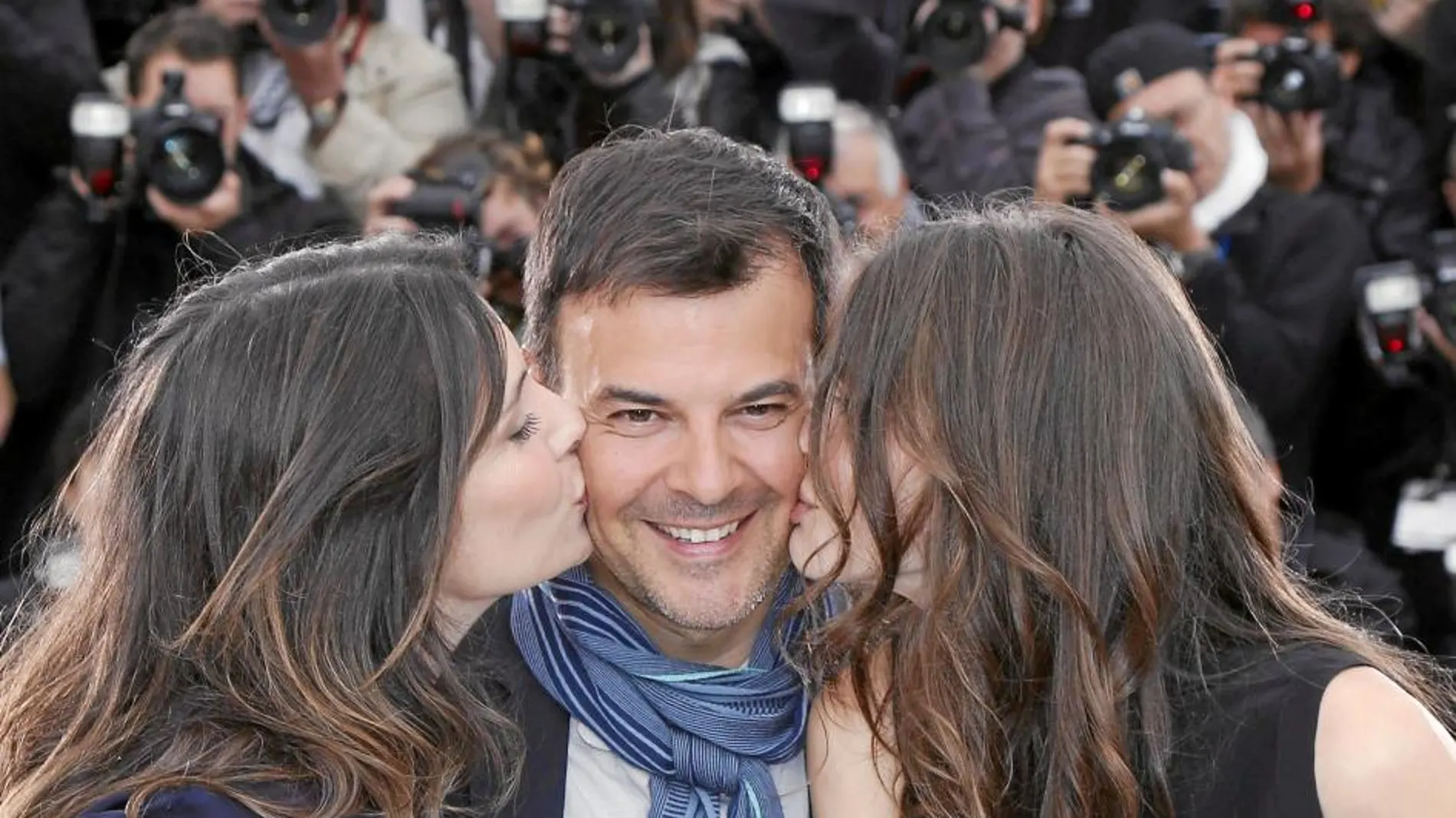 El director François Ozon recibió ayer en el Festival de Cannes la felicitación de Geraldine Pailhas (izda.) y Marine Vacth, ambas protagonistas de «Jeune et Jolie»