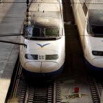 Imagen de dos trenes estacionados en la estación del AVE