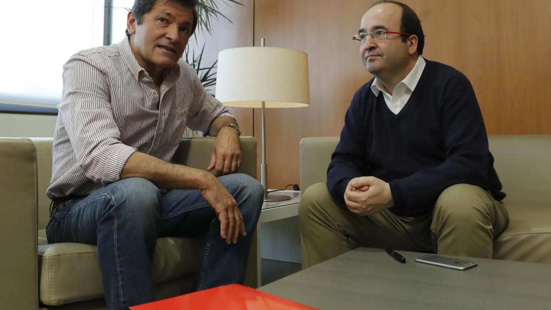 El presidente de la gestora del PSOE, Javier Fernández (i), y el primer secretario del PSC, Miquel Iceta (d), durante la reunión que mantuvieron en la sede de la calle Ferraz