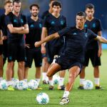 Ronaldo chuta a portería durante el entrenamiento del Real Madrid ayer en Skopje. Sus compañeros miran atentos mientras esperan su turno para lanzar