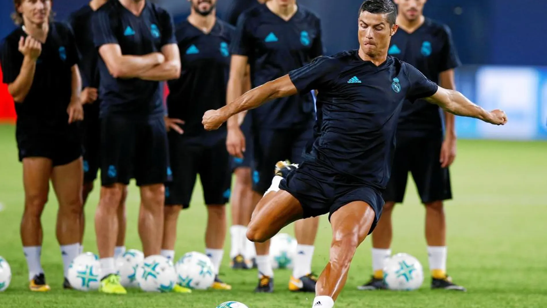 Ronaldo chuta a portería durante el entrenamiento del Real Madrid ayer en Skopje. Sus compañeros miran atentos mientras esperan su turno para lanzar