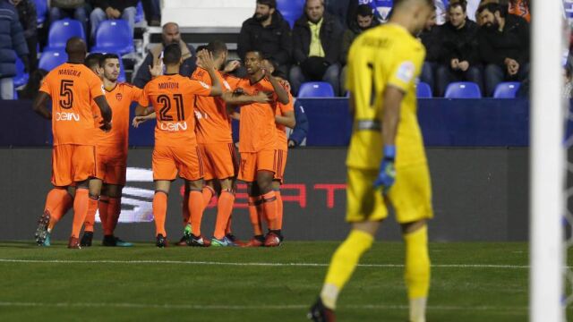 El delantero del Valencia Munir El Haddadi celebra con sus compañeros el primer gol que ha marcado frente al Leganés