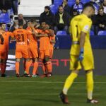 El delantero del Valencia Munir El Haddadi celebra con sus compañeros el primer gol que ha marcado frente al Leganés