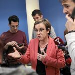 La portavoz del PSOE, Purificación Causapié, explicó a los periodistas el resultado de su encuentro con la alcaldesa