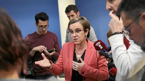 La portavoz del PSOE, Purificación Causapié, explicó a los periodistas el resultado de su encuentro con la alcaldesa