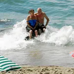Una pareja de jubilados disfruta de un día de playa