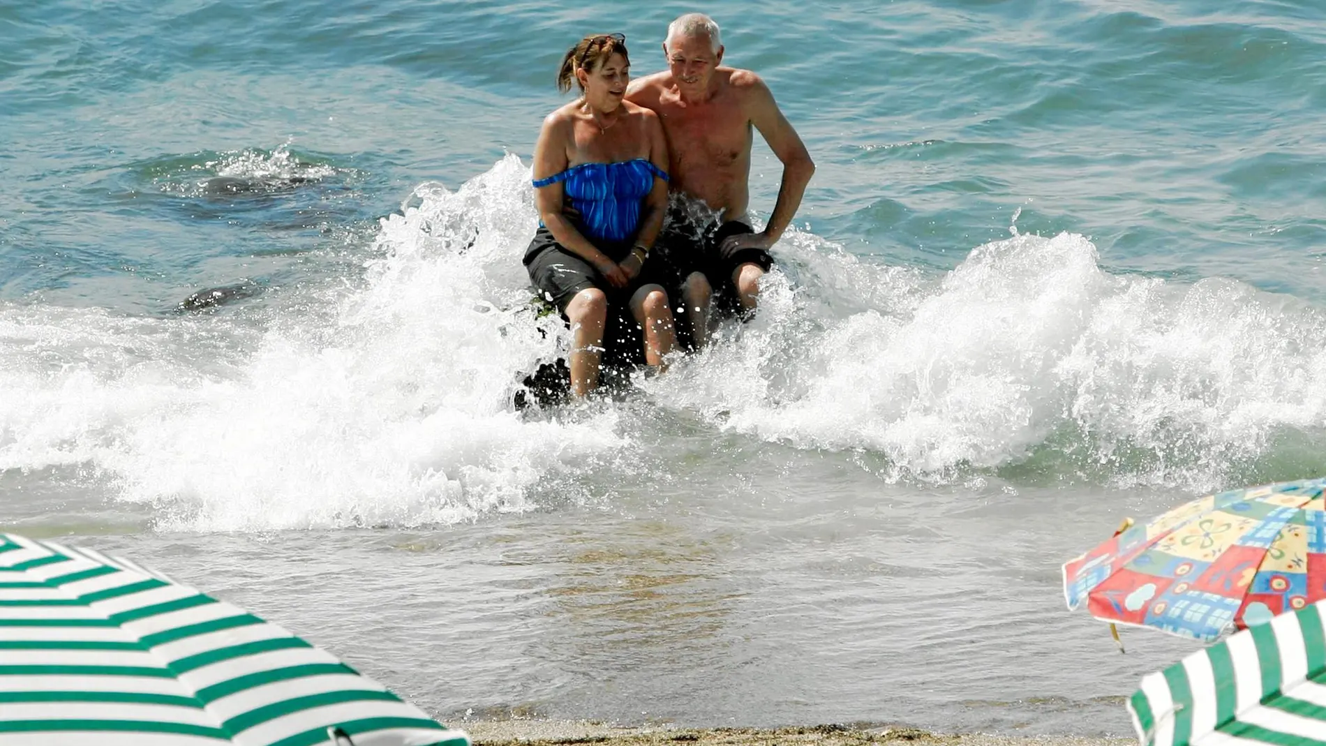 Una pareja de jubilados disfruta de un día de playa