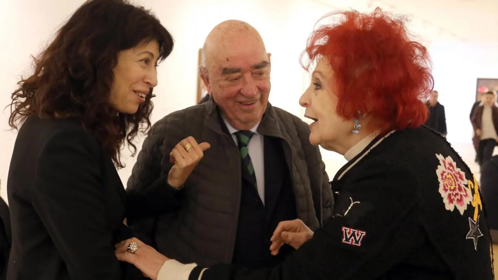 La galerista Juana de Aizpuru conversa con la concejala de Cultura y Turismo, Ana Redondo, y el presidente de la Colección Arte Contemporáneo, José Lladó