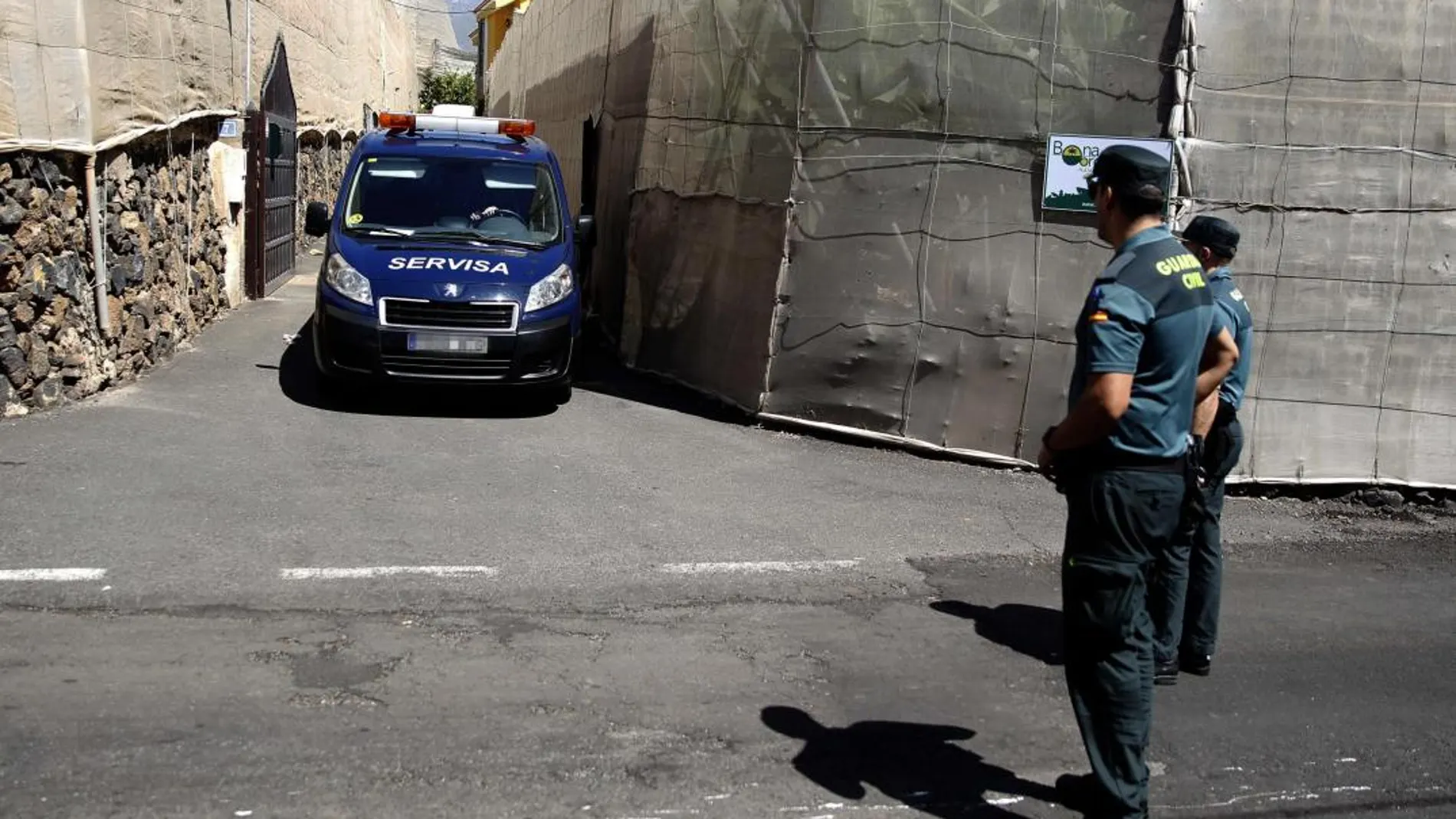 La Guardia Civil junto a la vivienda del suceso en Guaza