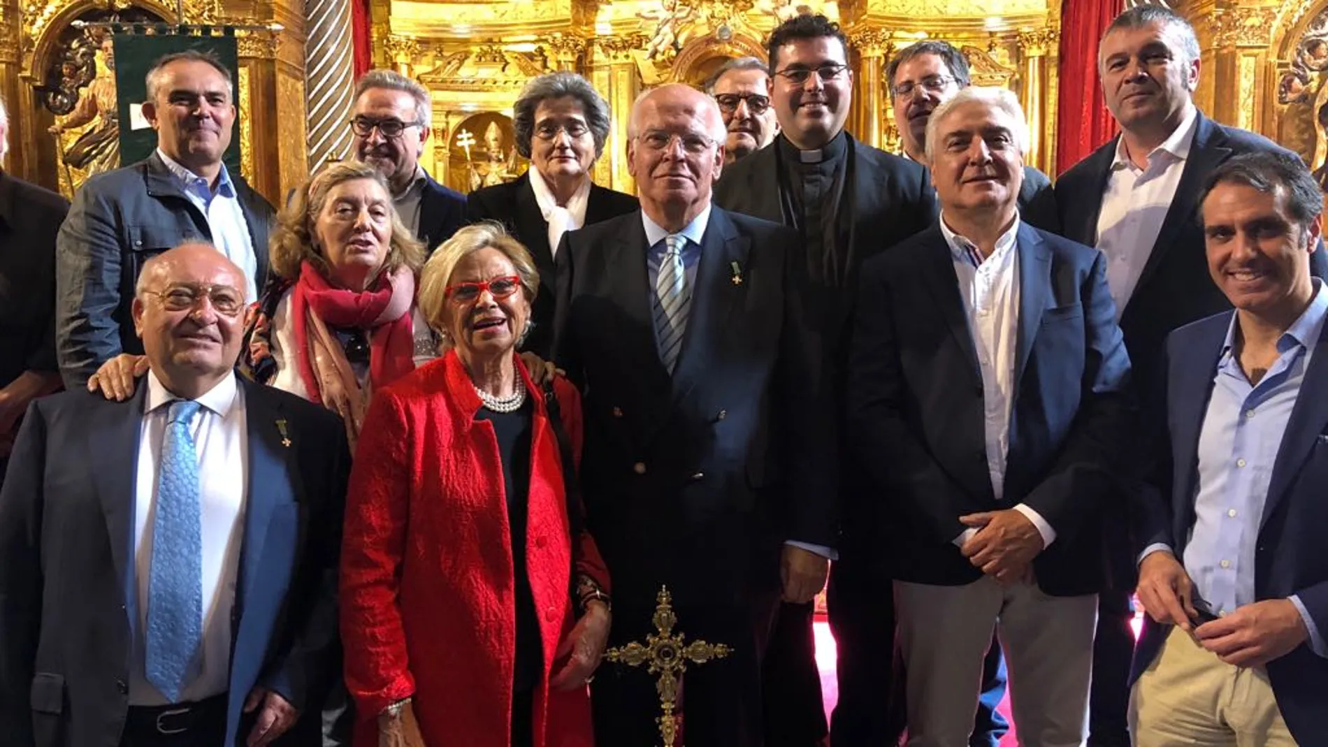 El mayordomo-presidente Francisco Javier García-Faria, junto a Caballeros y Damas pertenecientes a la Cofradía de los Caballeros Cubicularios