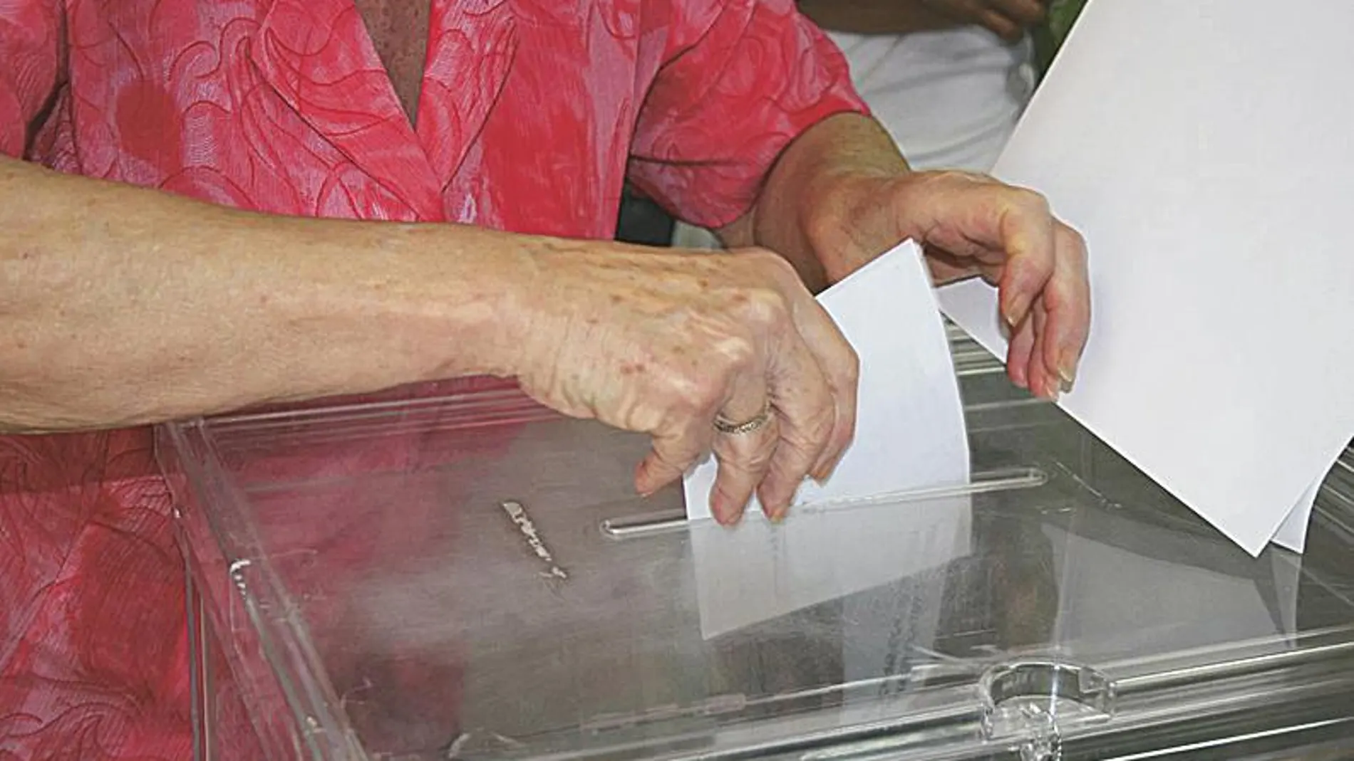 En la imagen, una urna del pseudo referéndum del 1–O
